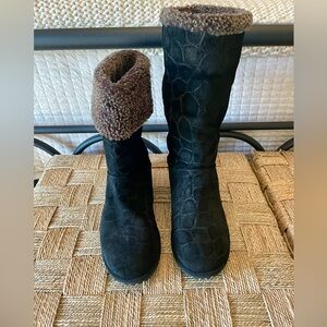 Stuart Weitzman women’s black suede & sherpa boots 8.5 / 9